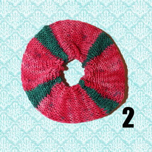 Jumbo scrunchie, hand-knitted in natural fiber