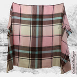 couverture en laine tissé à la main Jolie tartant au couleur de rose, beige, brun, noir et turquoise vue 1